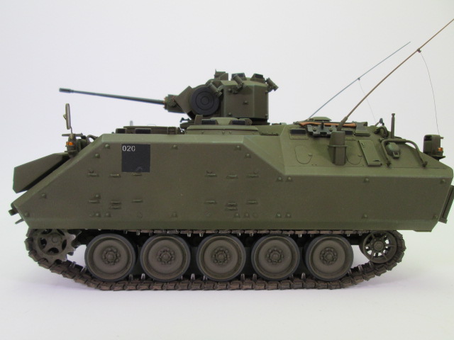 塗装済1/35 YPR-765 装甲歩兵戦闘車 側面