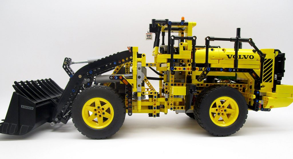 LEGO テクニック 42030 Volvo L350F ホイールローダーの側面