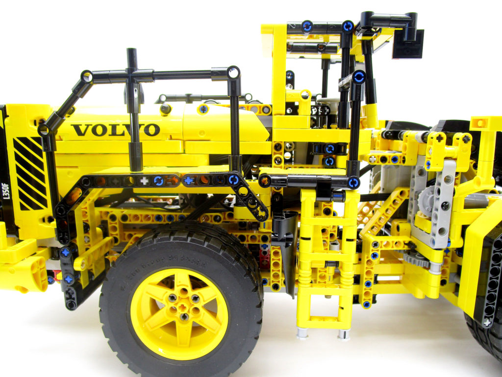 LEGO テクニック 42030 Volvo L350F ホイールローダーの右側面