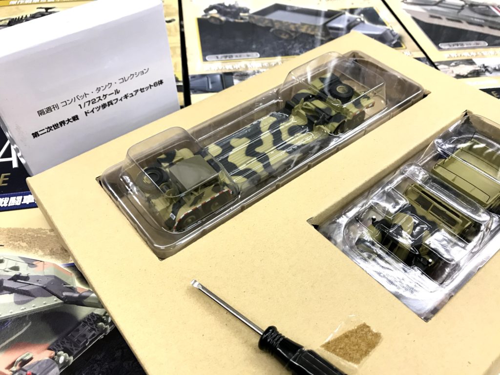 定期購読特典の1/72ドイツ歩兵フィギュアセット6体と、Sd.Ah116 Trailer 戦車運搬車