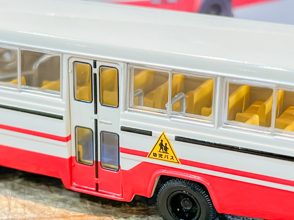 トミーテック 1/64 LV-N60 ニッサン シビリアン 幼稚園バス ステップや車内の様子